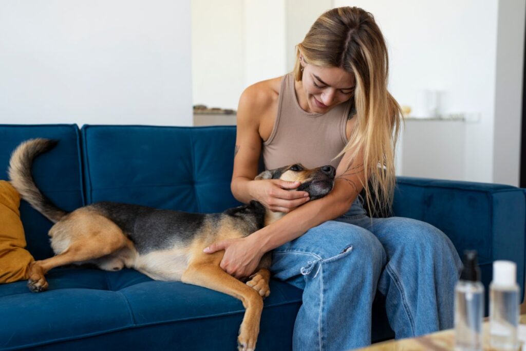 Mulher fazendo carinho no seu cachorro
