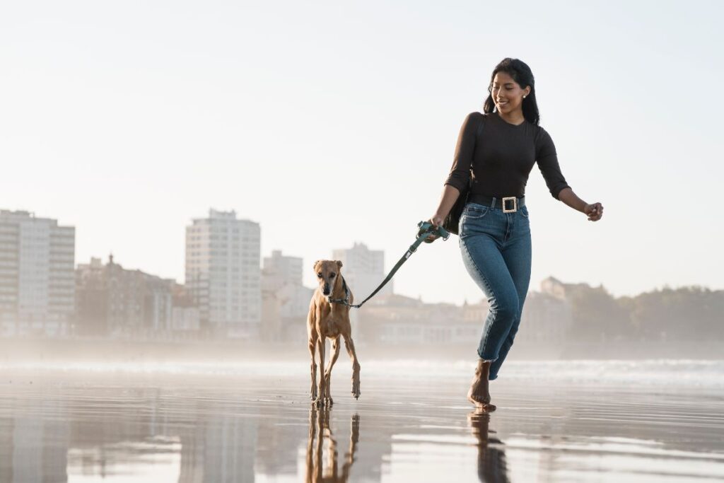 Mulher levando seu cachorro para passear