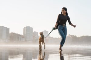 Mulher levando seu cachorro para passear