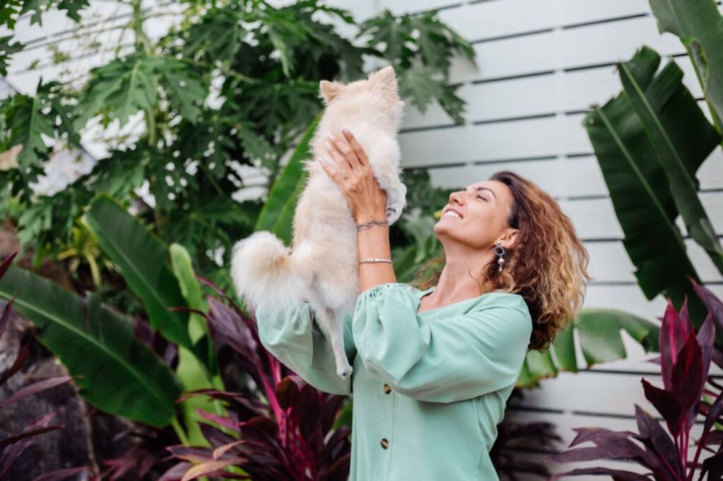 Mulher segurando um cachorrinho