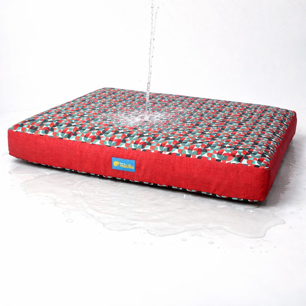 Almofada impermeável com estampa colorida